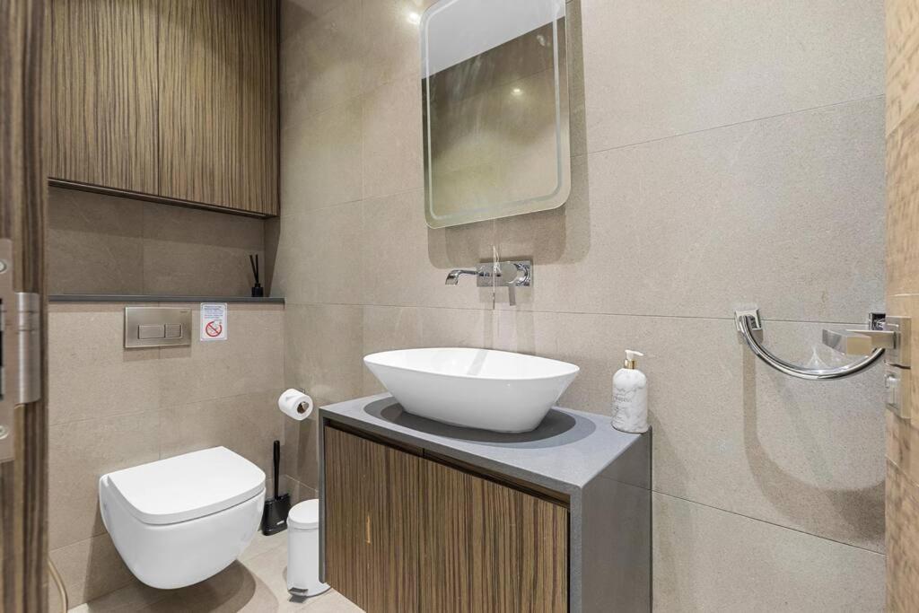 Stylish 2 Bed Split Level Flat Appartement *