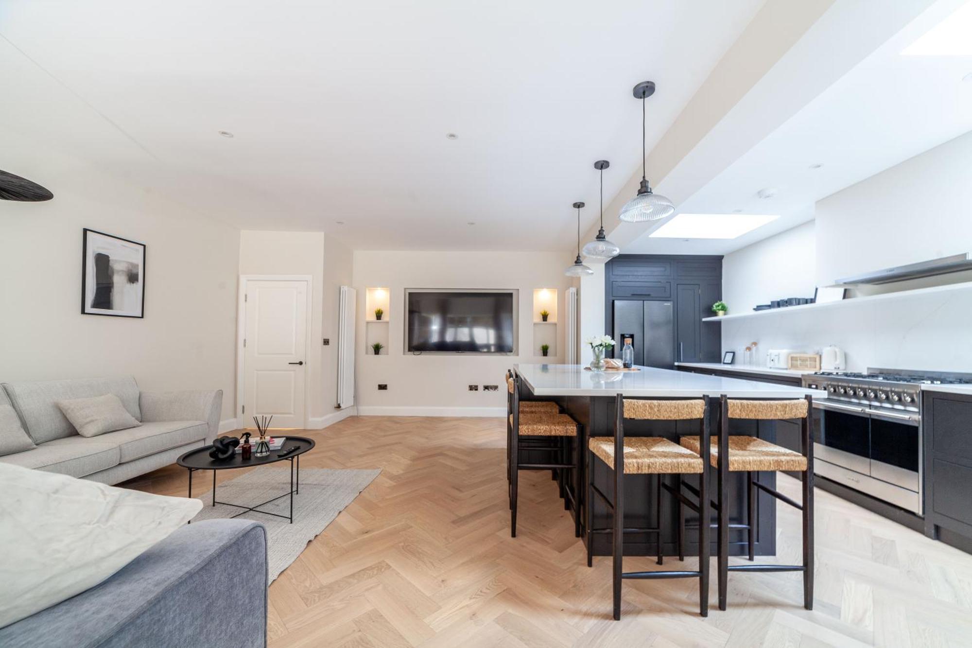 Pensión Stunning Available In Luxury House