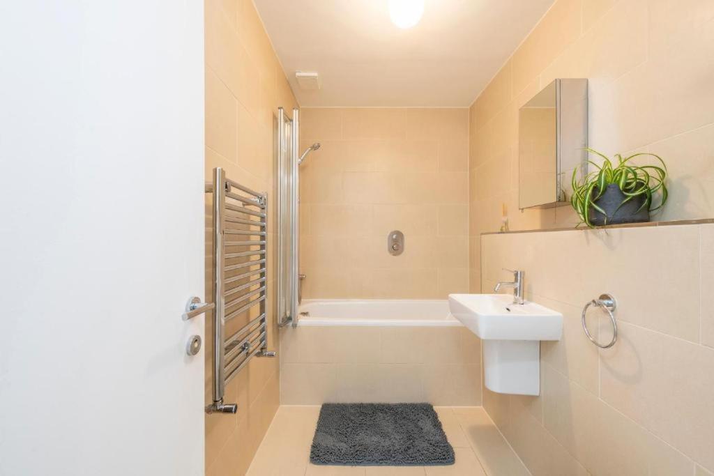 Apartamento Luxury 4 Bedroom Flat With Stunning Shard View From Terrace In London! Next To Station, Sleeps 9 Londres