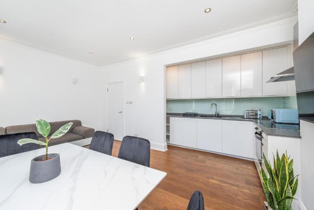 Luxury 4 Bedroom Flat With Stunning Shard View From Terrace In London! Next To Station, Sleeps 9 Apartamento Londres