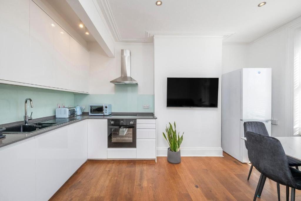 Apartamento Luxury 4 Bedroom Flat With Stunning Shard View From Terrace In London! Next To Station, Sleeps 9