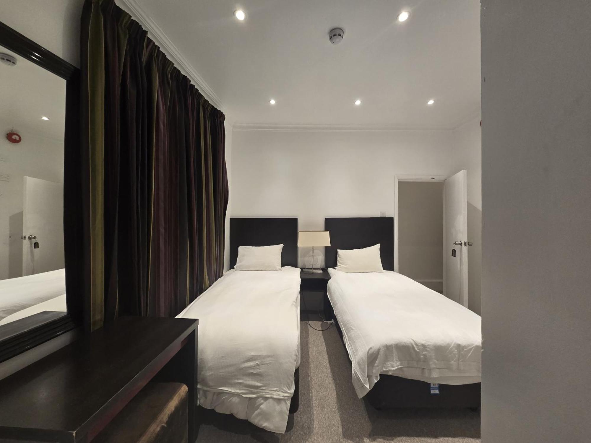 Hotel L S