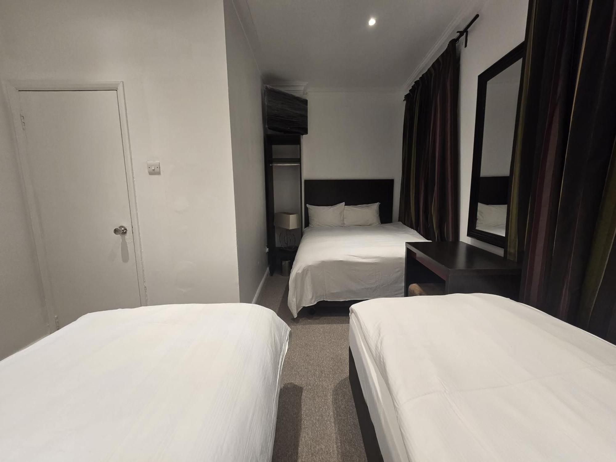 Hotel L S 2*