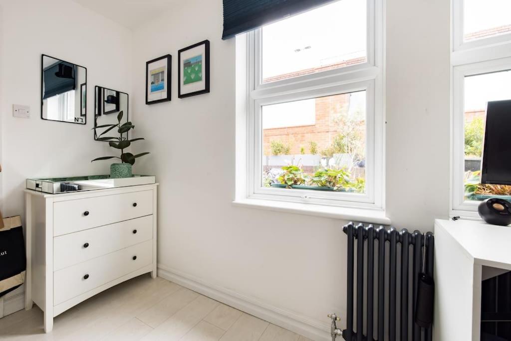 Stylish 2 Bed Loft With Terrace 2 Min From Tube Londres
