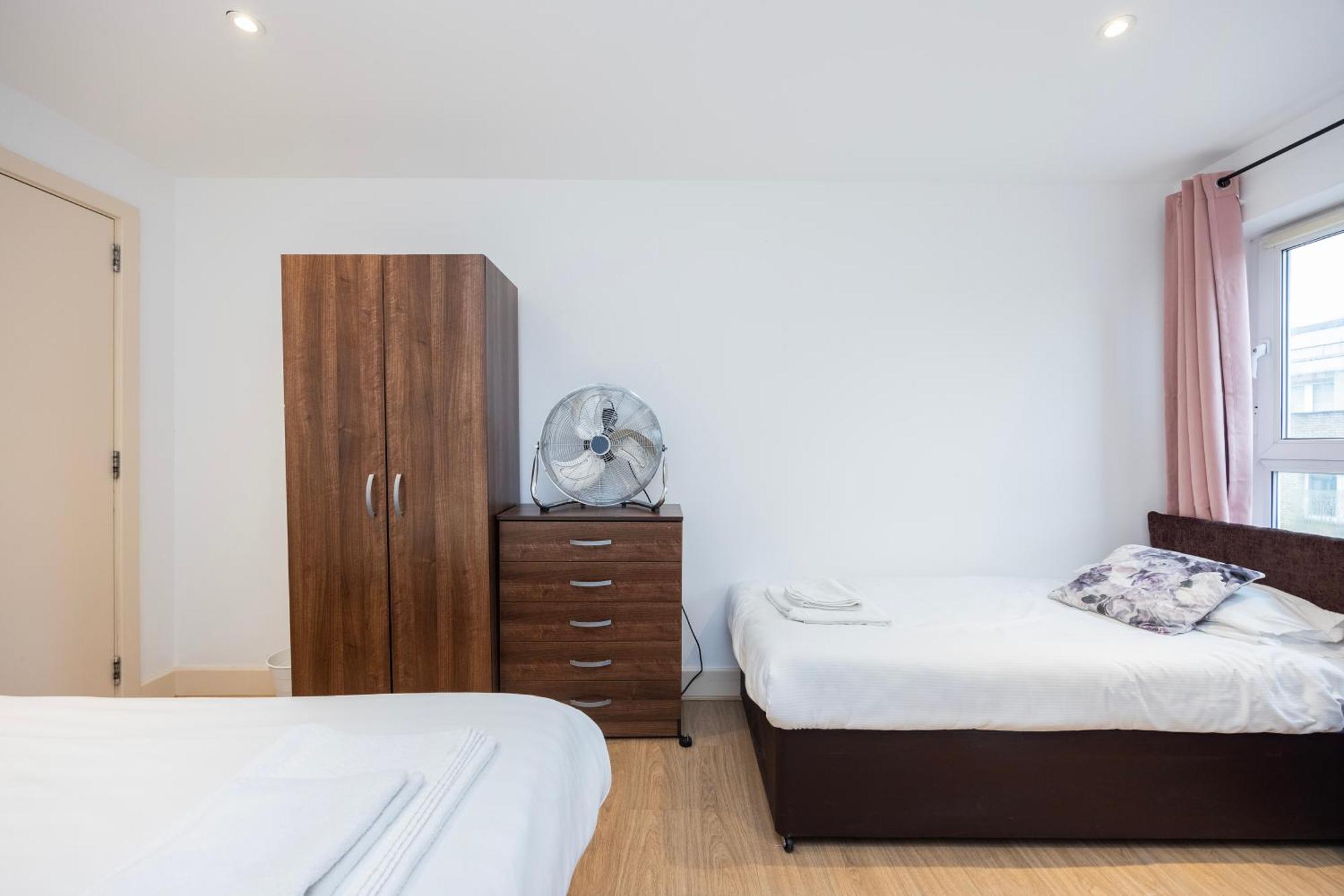 Heads On Bed -canary Wharf Docklands For The Larger Groups *