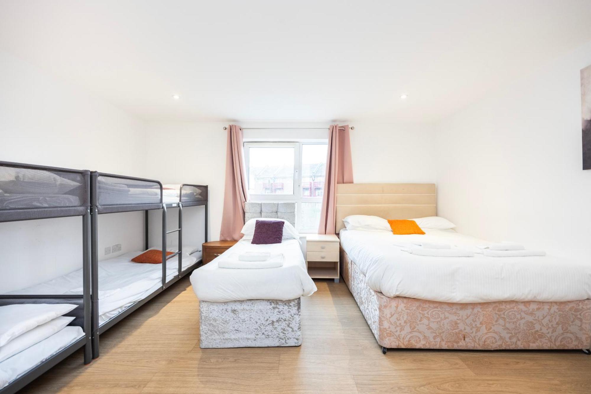 Heads On Bed -canary Wharf Docklands For The Larger Groups Appartement *
