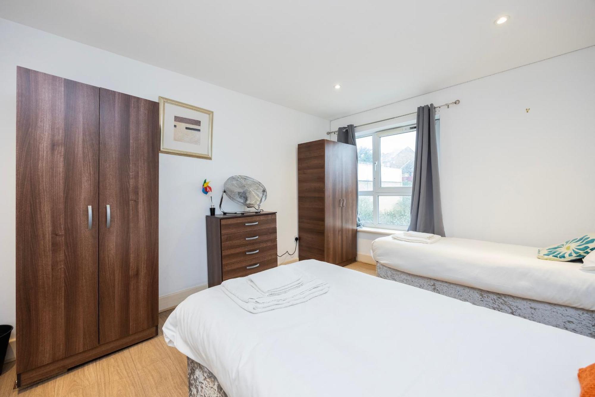 Heads On Bed -canary Wharf Docklands For The Larger Groups Appartement Londres