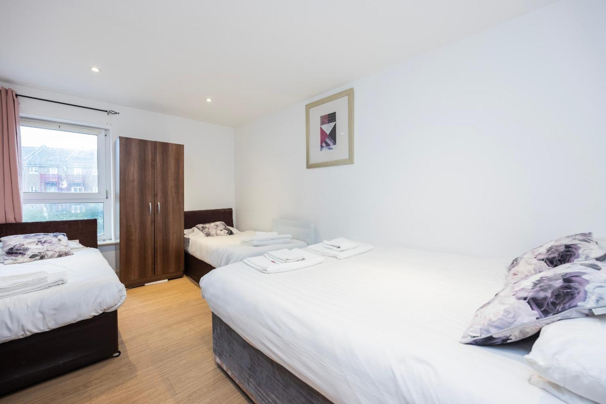 Heads On Bed -canary Wharf Docklands For The Larger Groups Appartement *