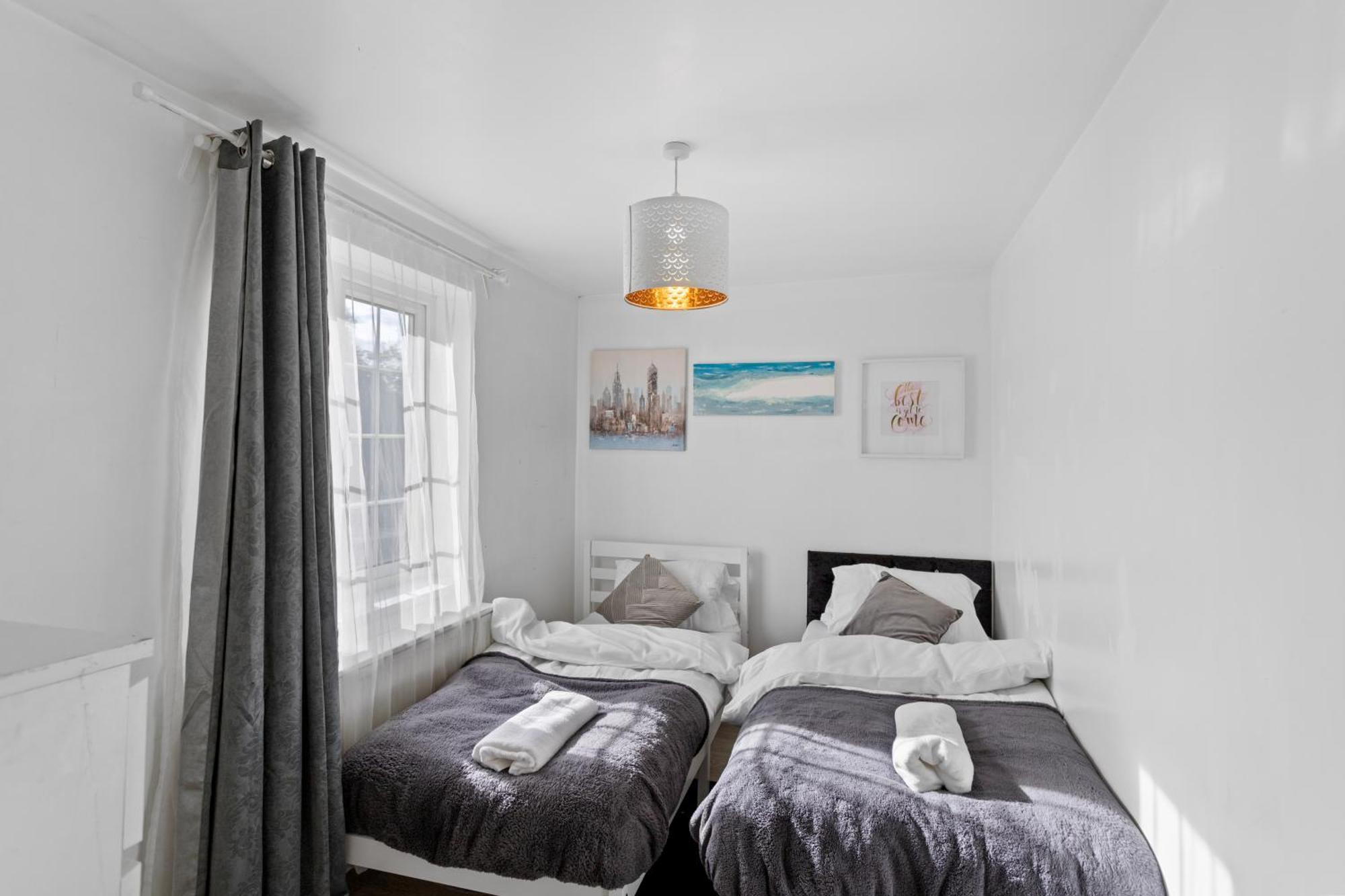 Cozy 3-bed House Near Lcy & Excel Ideal For Groups & Families Hébergement de vacances