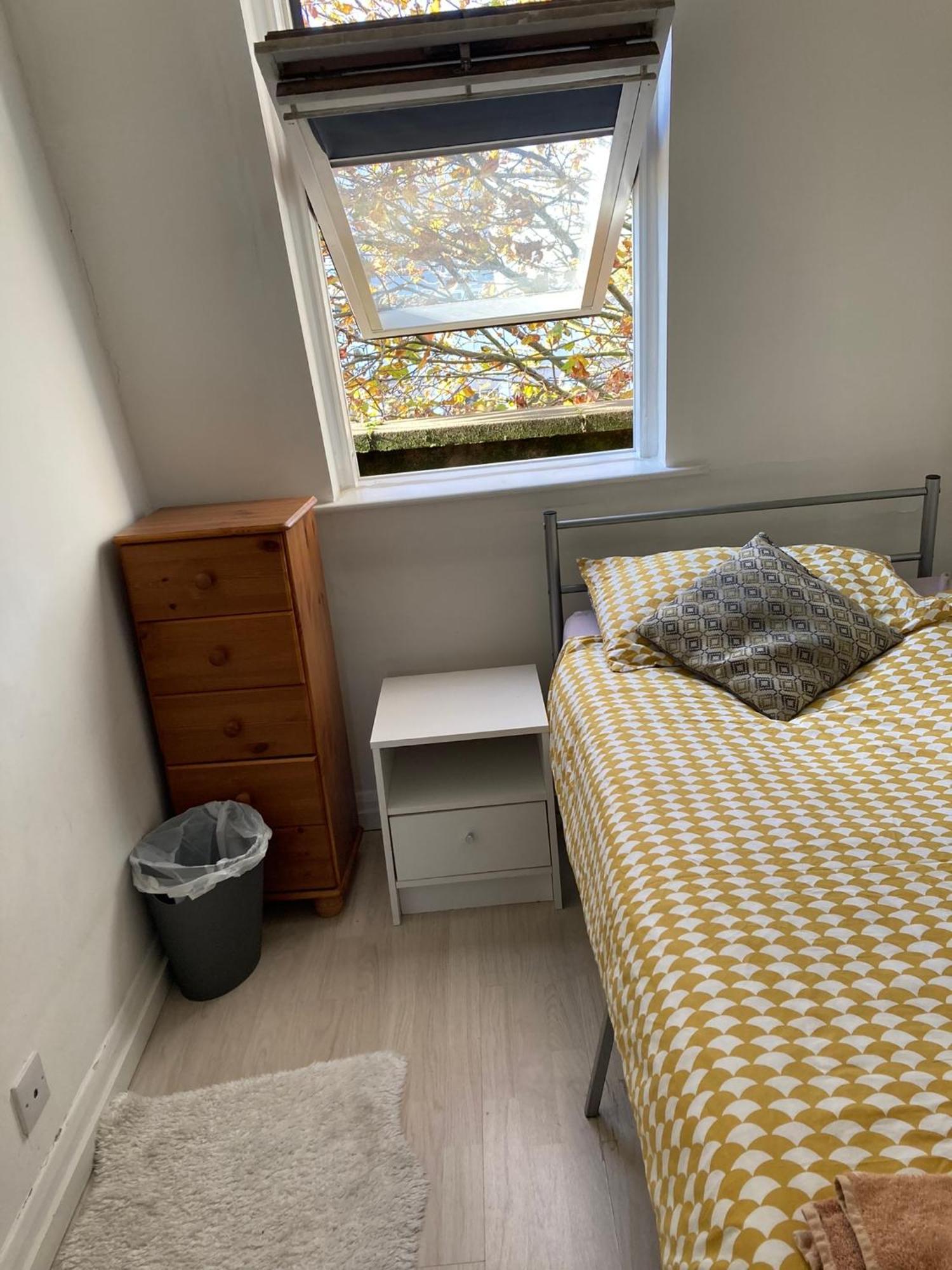 Redecorated Single With Shared Bathroom And Kitchen Privatunterkunft