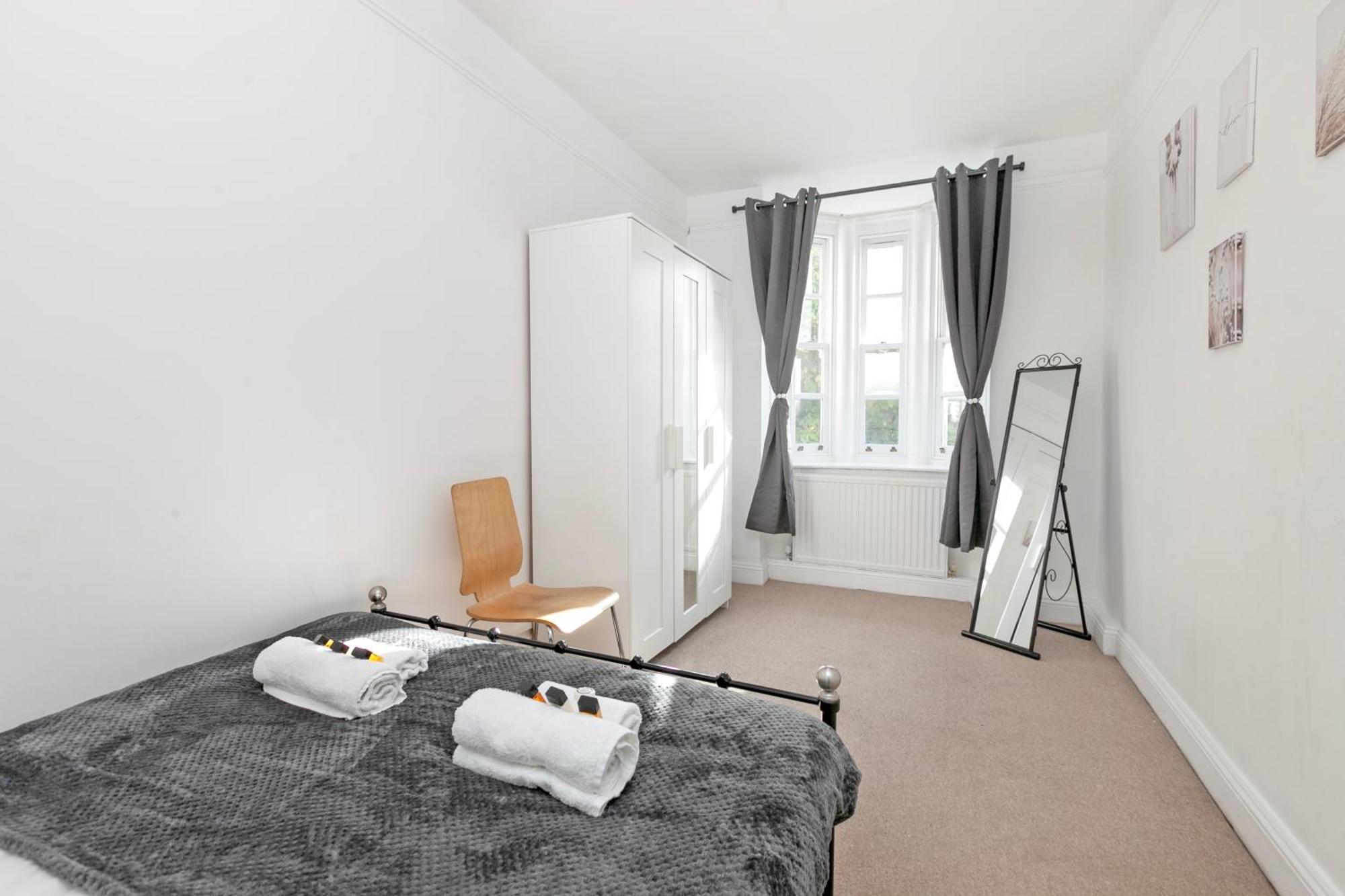 Beautiful 3 Bedroom Flat In Scott Ellis Gardens *