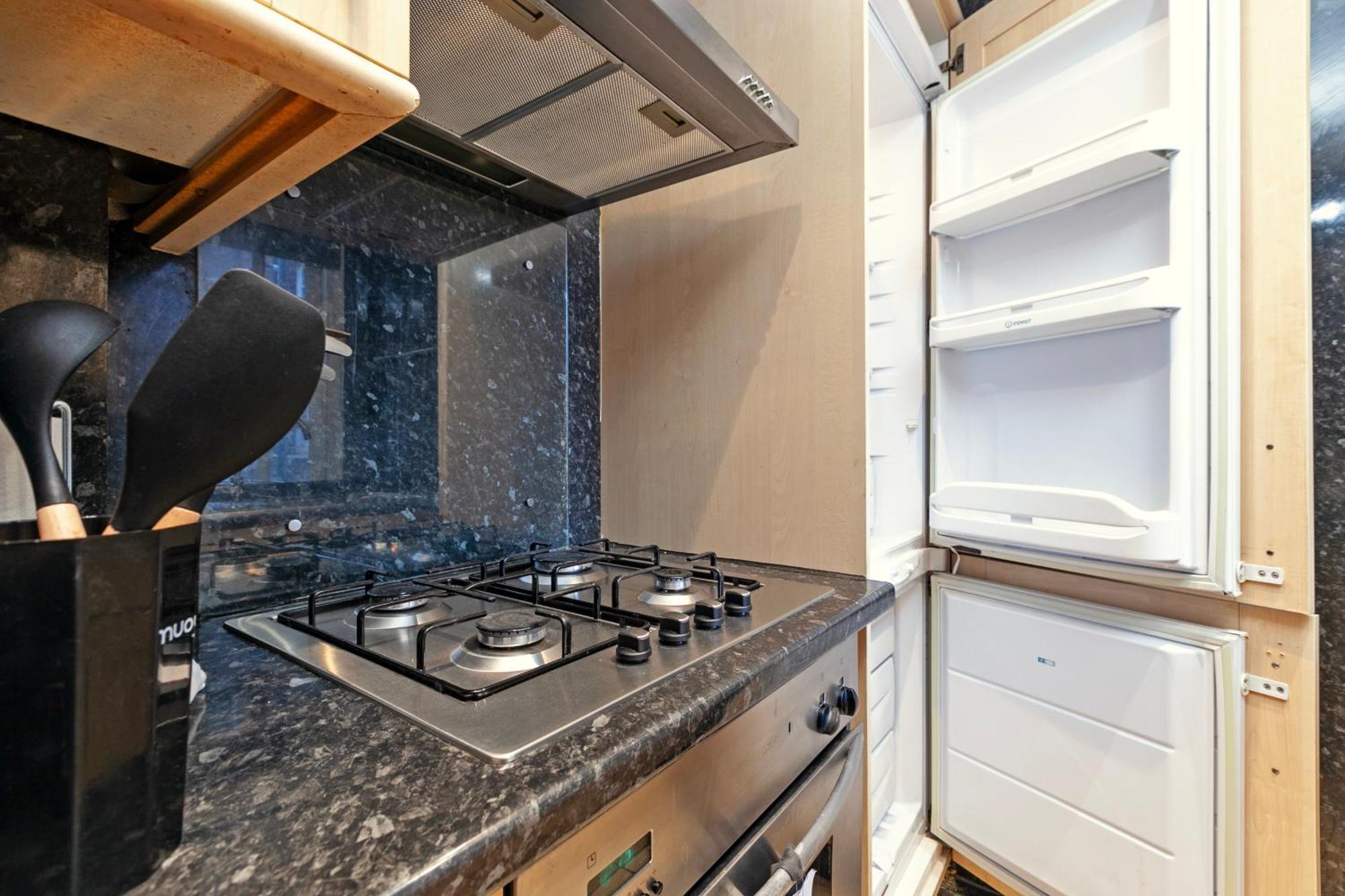 Beautiful 3 Bedroom Flat In Scott Ellis Gardens