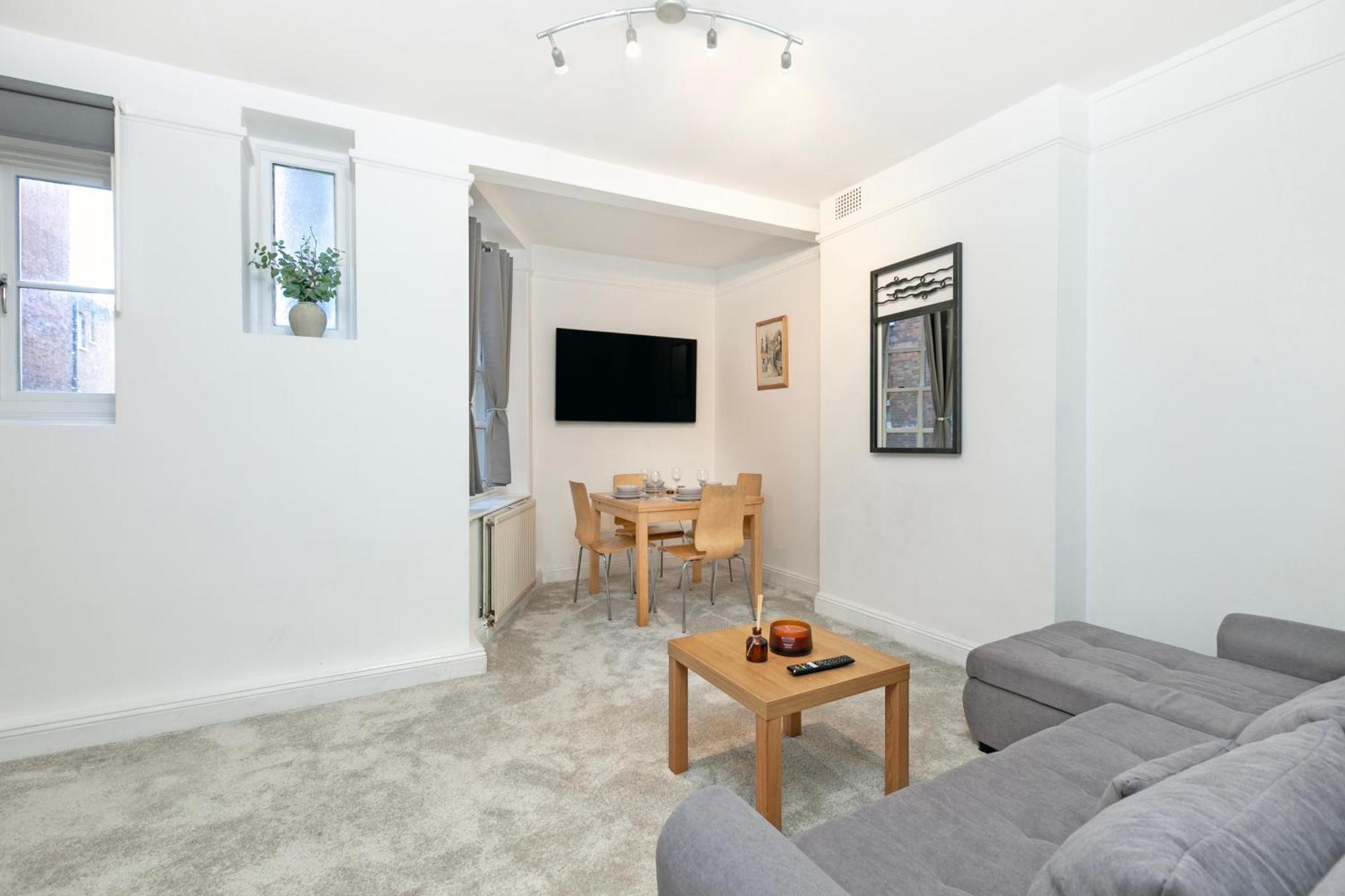 Beautiful 3 Bedroom Flat In Scott Ellis Gardens Appartement