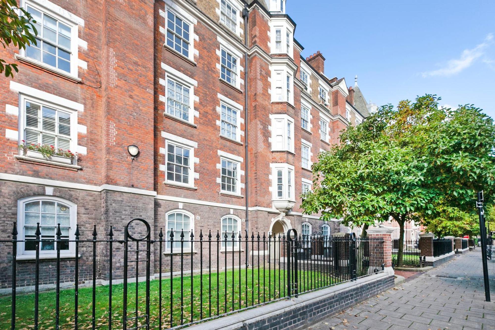 Beautiful 3 Bedroom Flat In Scott Ellis Gardens *