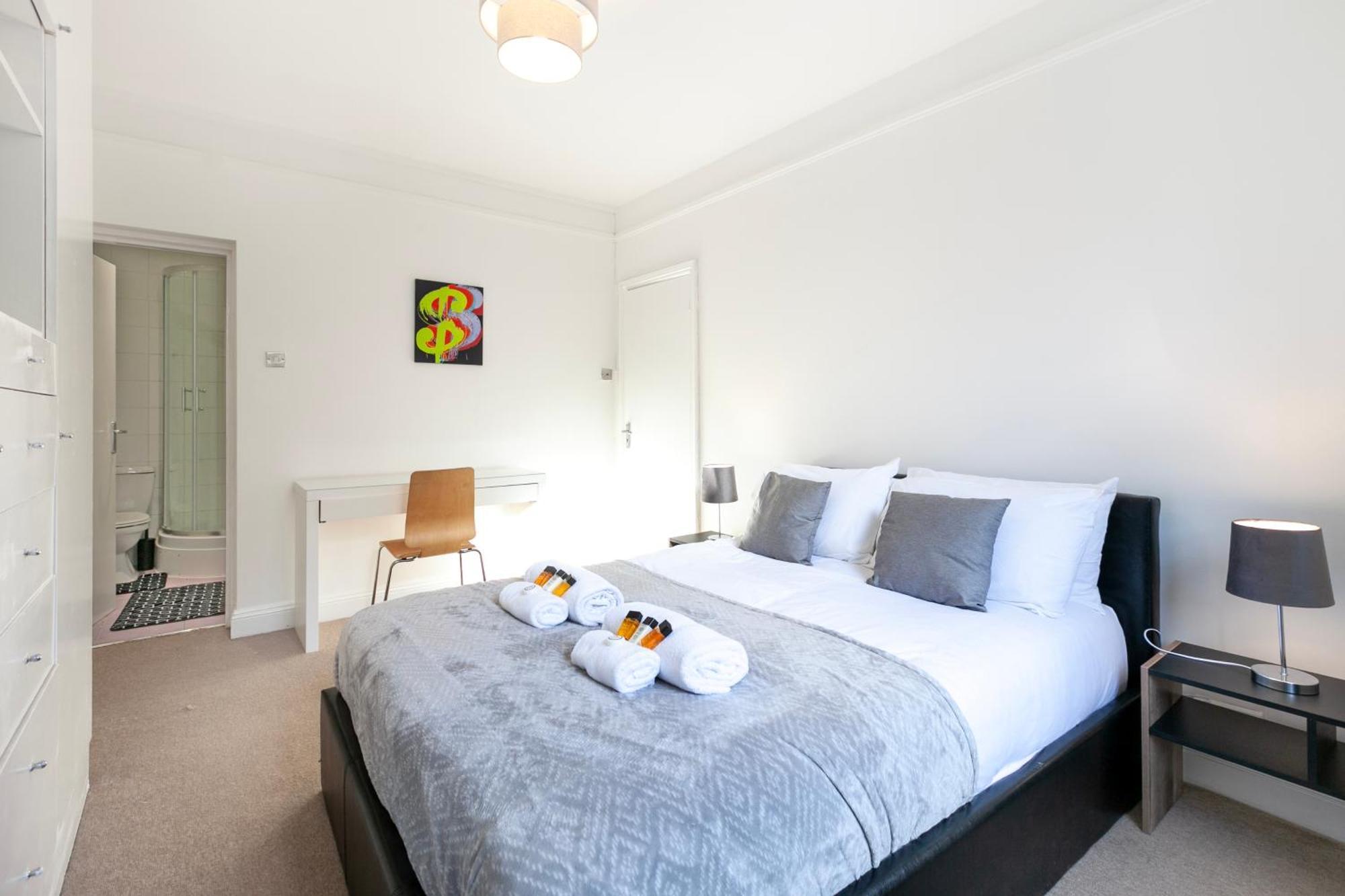 Beautiful 3 Bedroom Flat In Scott Ellis Gardens Appartement