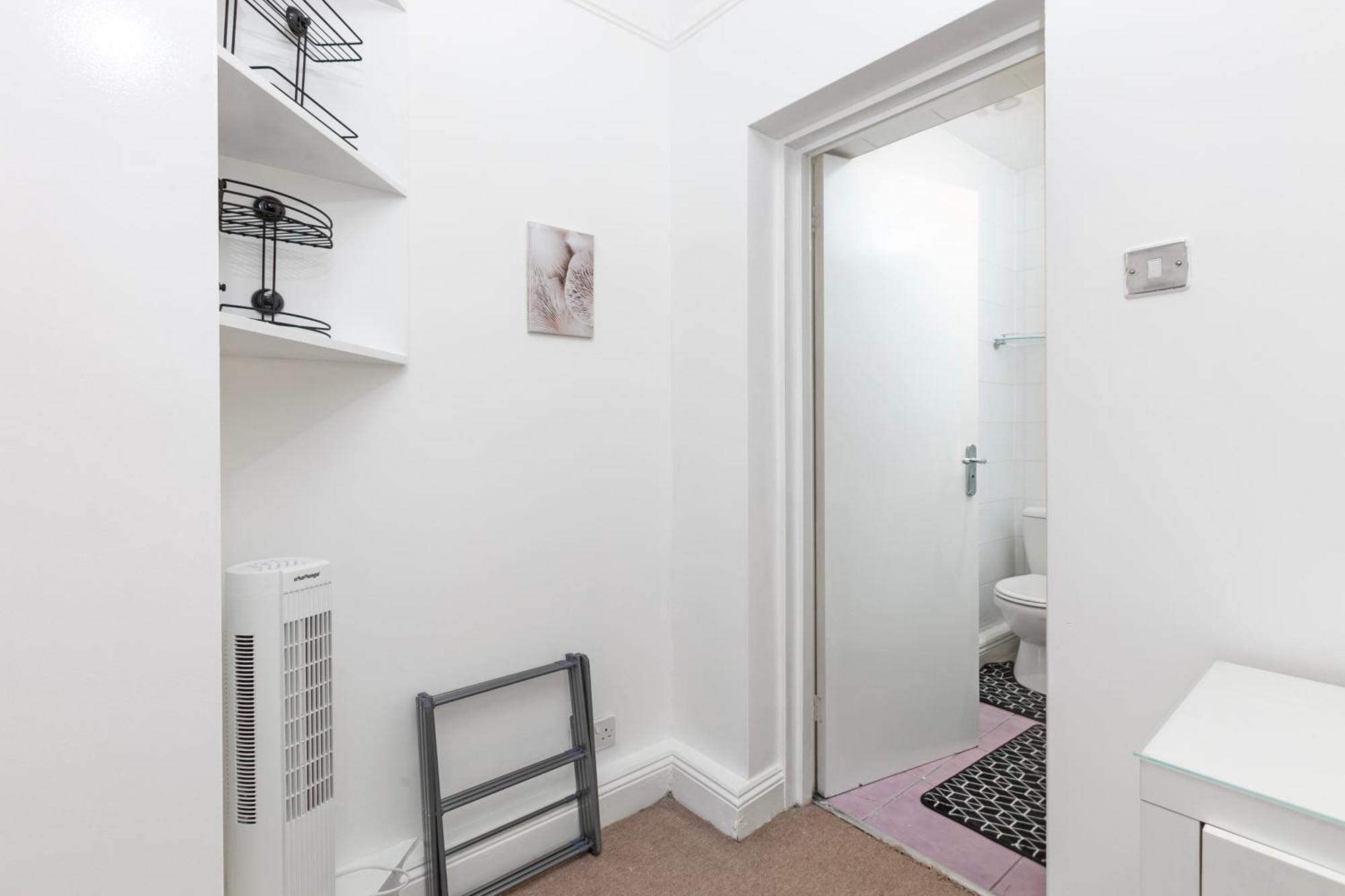 Beautiful 3 Bedroom Flat In Scott Ellis Gardens *