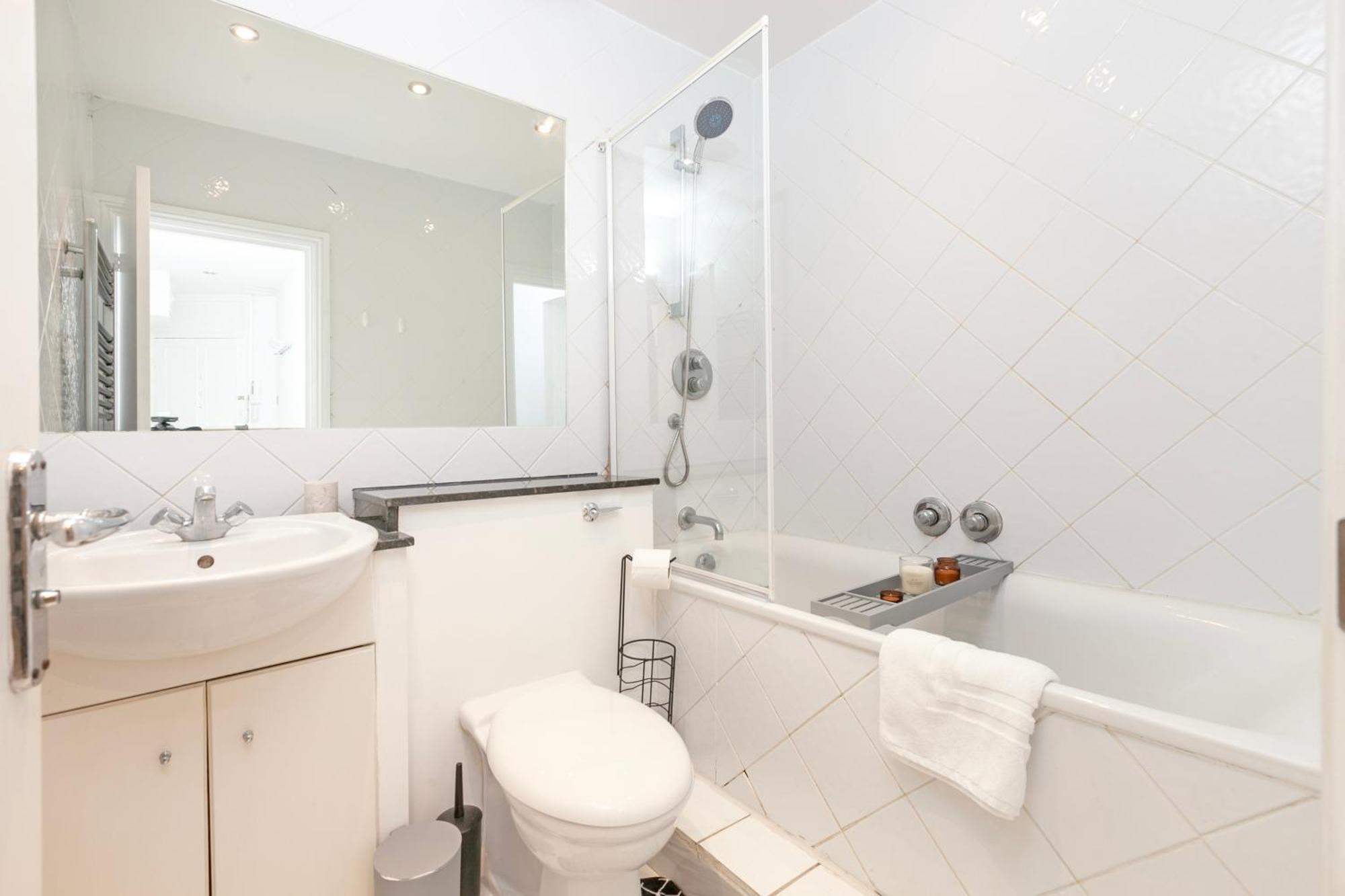 Beautiful 3 Bedroom Flat In Scott Ellis Gardens * Londres