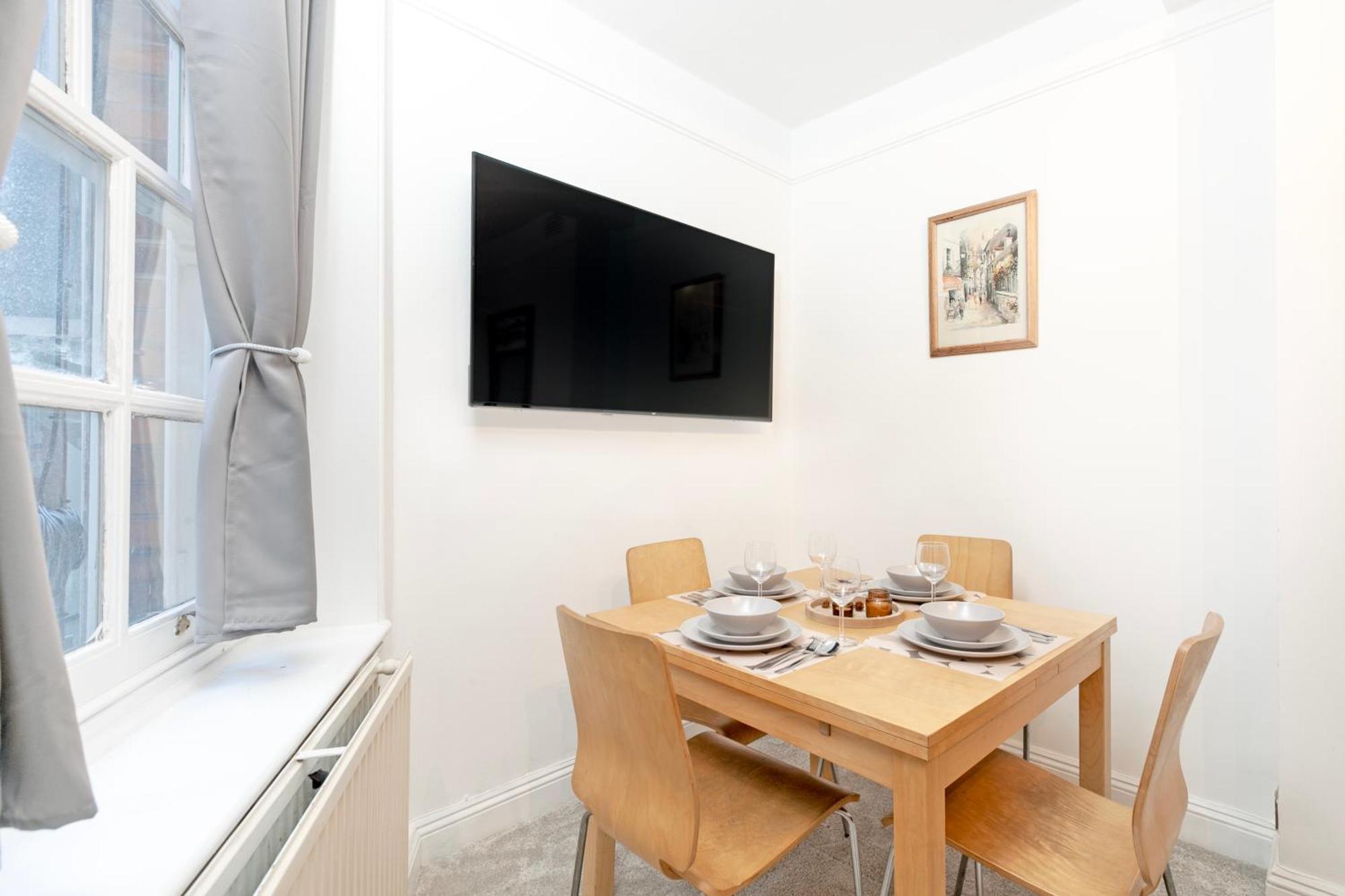 Beautiful 3 Bedroom Flat In Scott Ellis Gardens Appartement