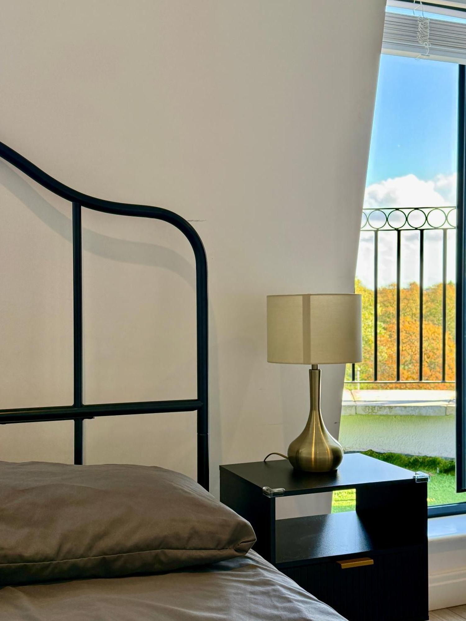 Two Rooms, Balcony, Private Bathroom Pensión *