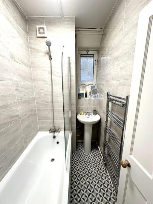 Quirky 3 Bedroom Flat In Shoreditch *