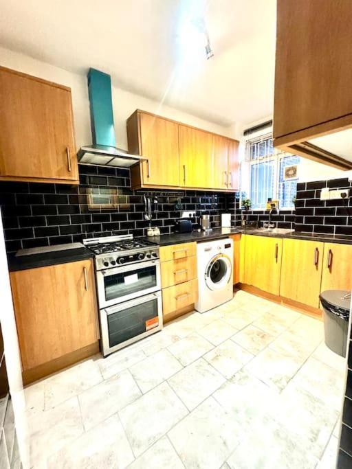 Spacious 3 Bedroom Flat Appartement *