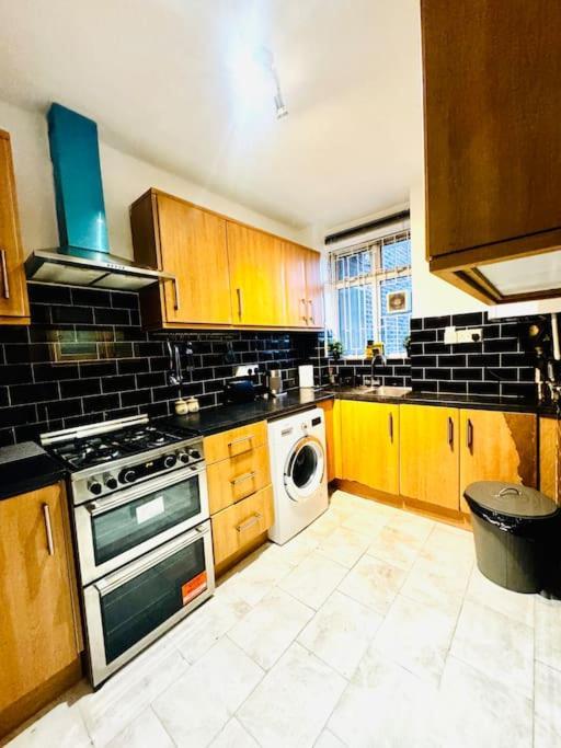 Appartement Spacious 3 Bedroom Flat *
