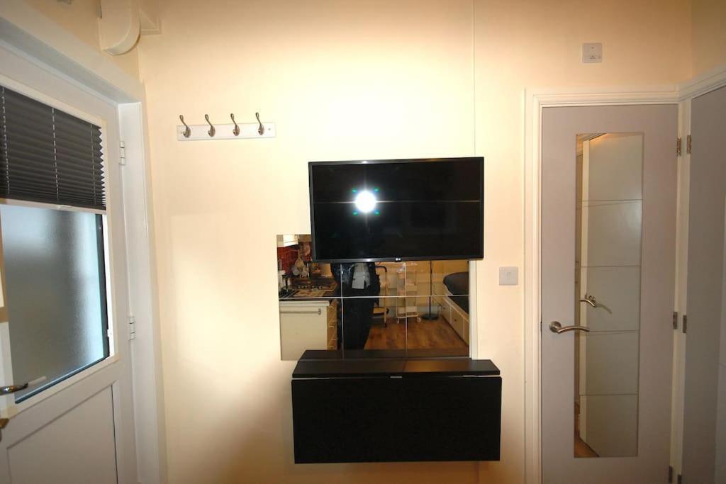 St 7 - Cosy, Modern Apartment-corbyn St N4 Londres