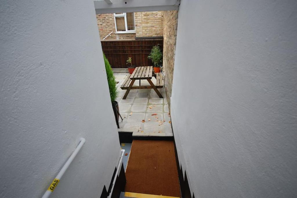 St 7 - Cosy, Modern Apartment-corbyn St N4