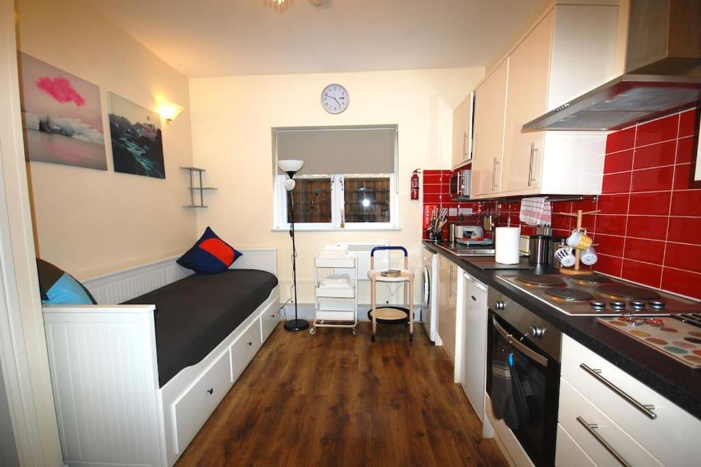 St 7 - Cosy, Modern Apartment-corbyn St N4 *