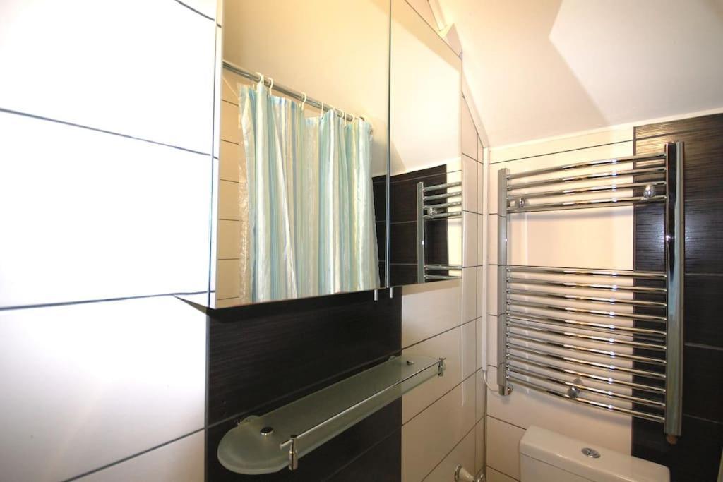 St 7 - Cosy, Modern Apartment-corbyn St N4