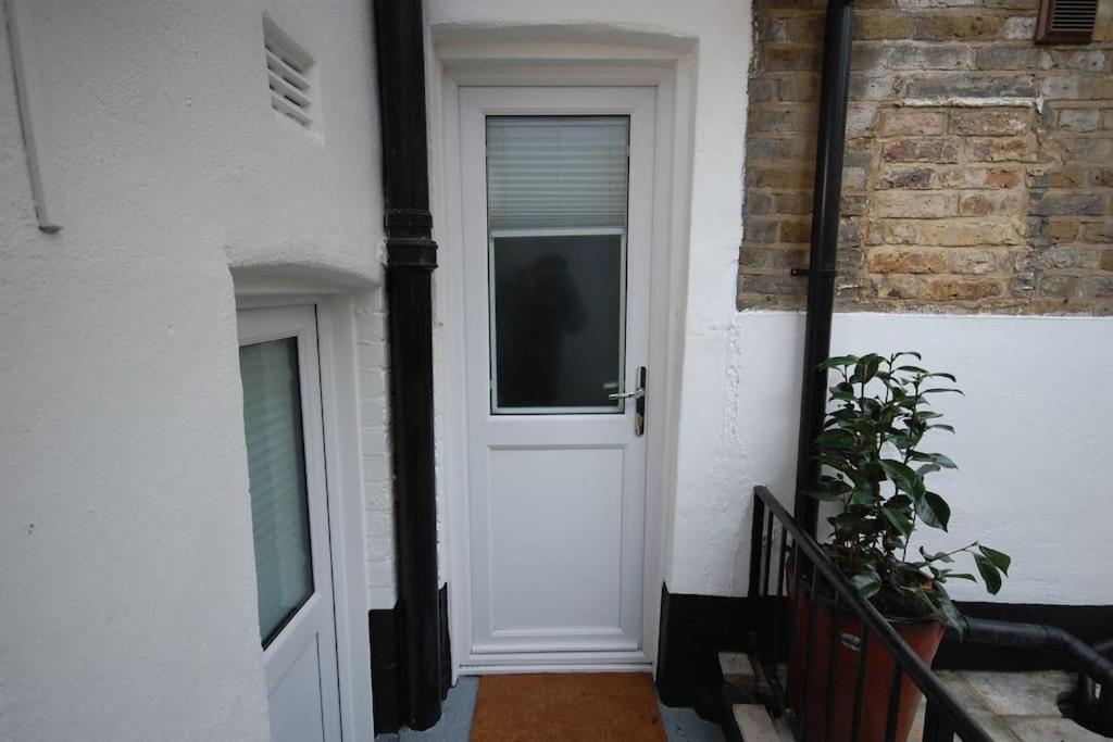 St 7 - Cosy, Modern Apartment-corbyn St N4 Appartement
