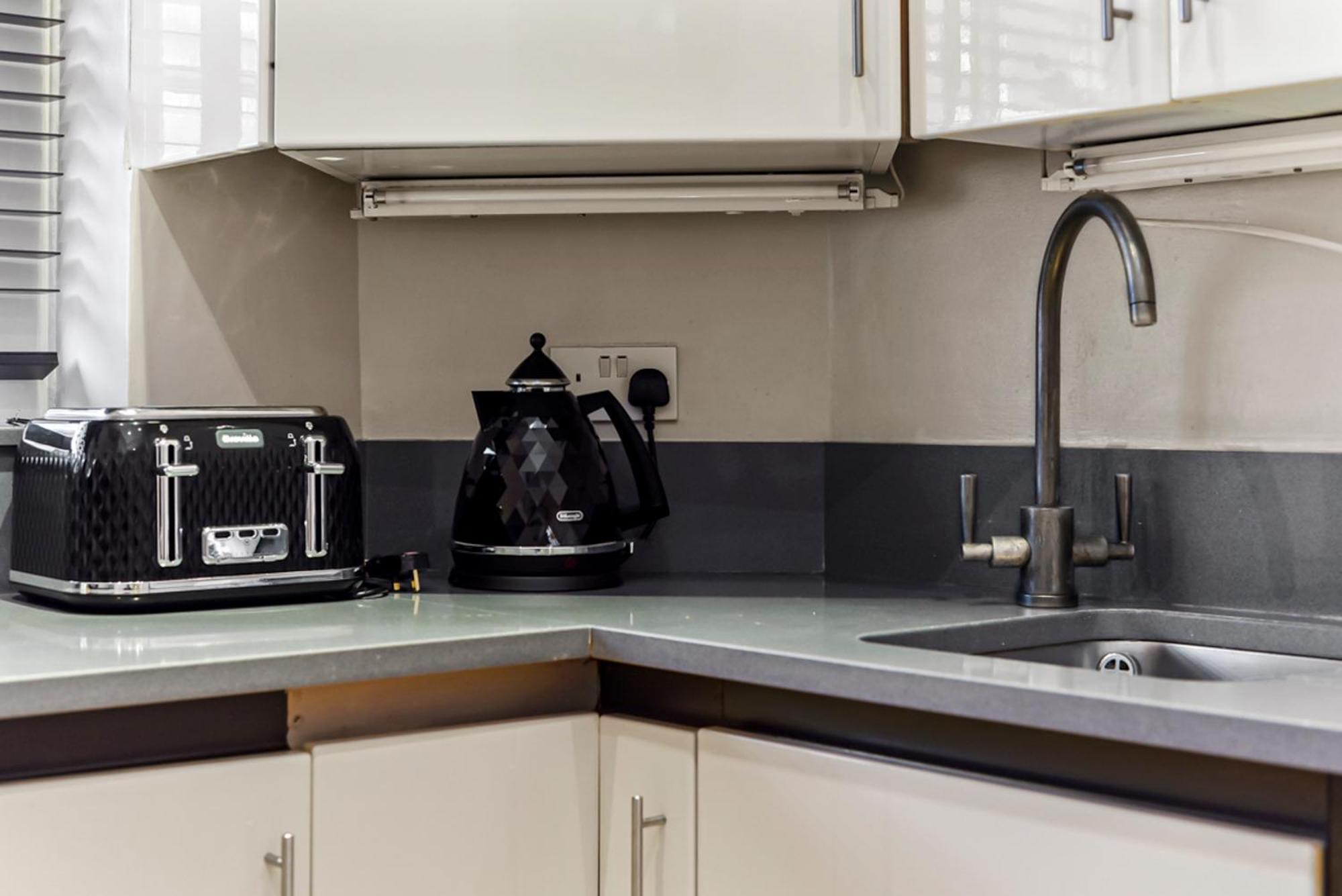 2 Bed Apartment- Mayfair 4 * London