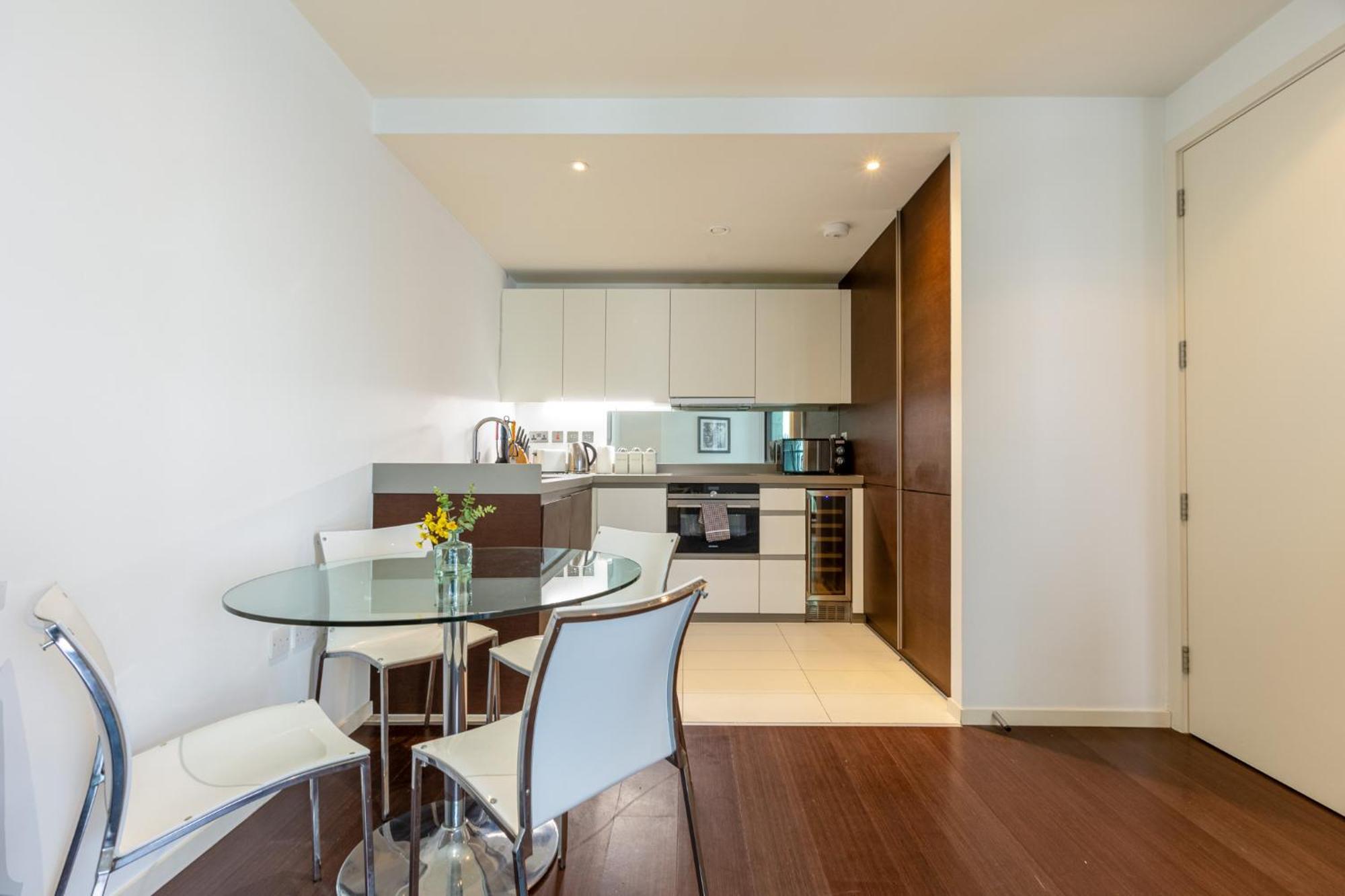 Luxury 1 Bedroom Canary Wharf Couples & Work-friendly Londres