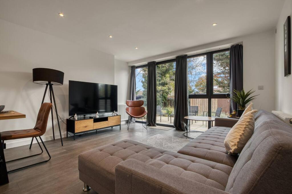 3-bed, 2-bath Wembley With Free Parking
