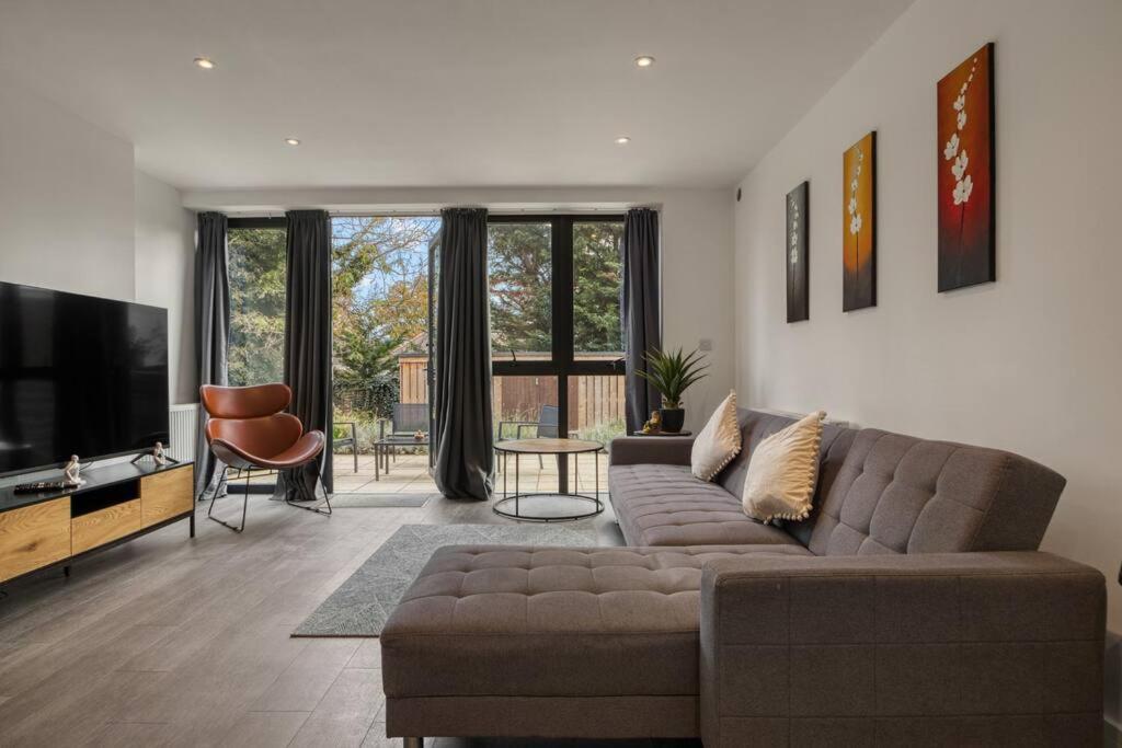 3-bed, 2-bath Wembley With Free Parking Apartment *