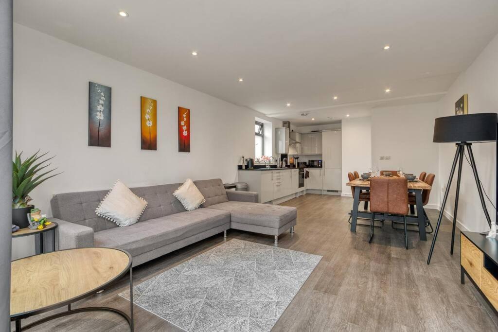 3-bed, 2-bath Wembley With Free Parking