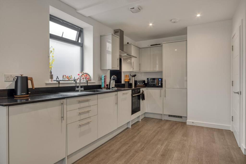 3-bed, 2-bath Wembley With Free Parking *