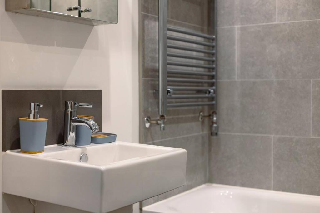 3-bed, 2-bath Wembley With Free Parking *