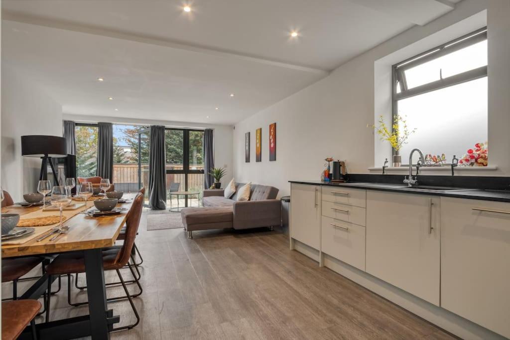 Apartment 3-bed, 2-bath Wembley With Free Parking *