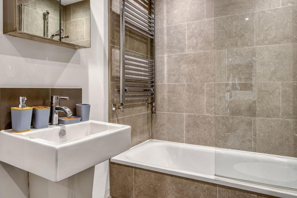 Apartment 3-bed, 2-bath Wembley With Free Parking London
