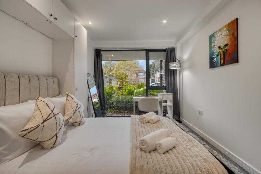 Apartment 3-bed, 2-bath Wembley With Free Parking London