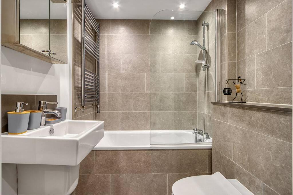 3-bed, 2-bath Wembley With Free Parking