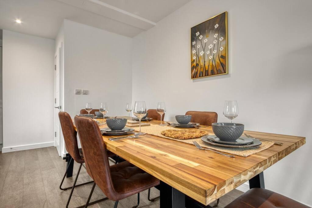 Apartment 3-bed, 2-bath Wembley With Free Parking *