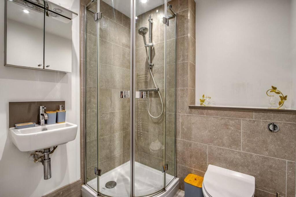 3-bed, 2-bath Wembley With Free Parking Apartment