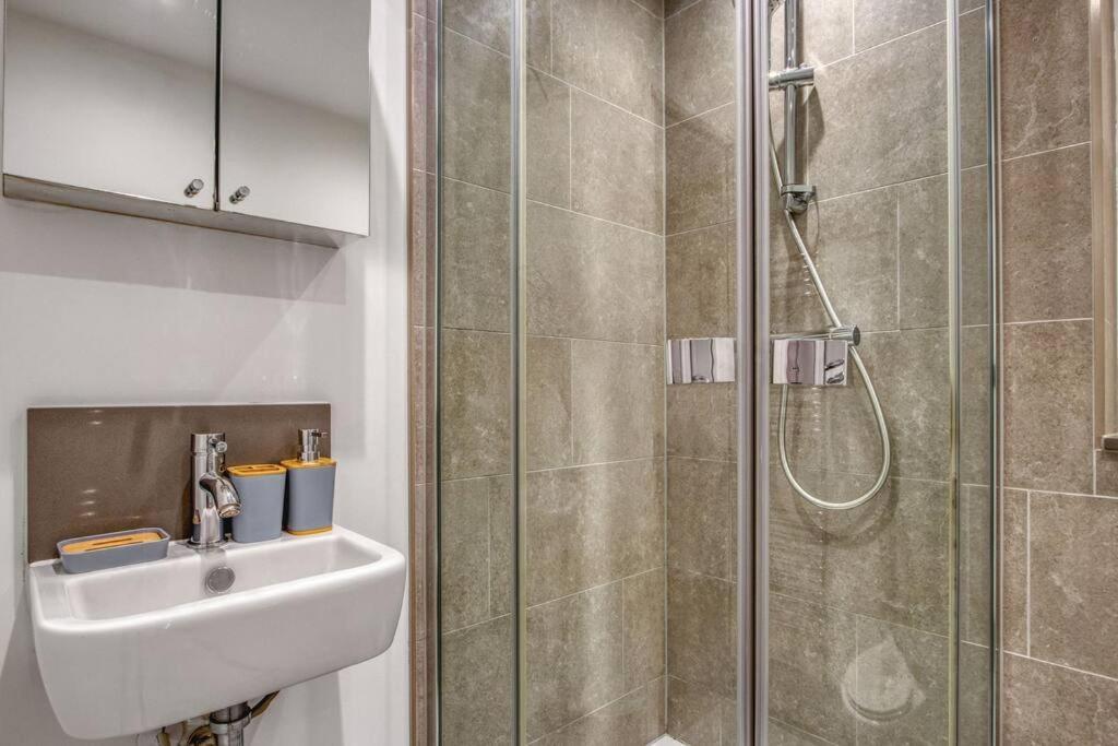 Apartment 3-bed, 2-bath Wembley With Free Parking *