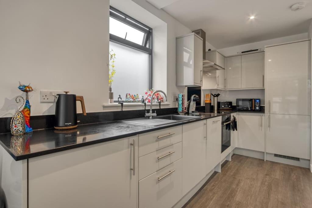 3-bed, 2-bath Wembley With Free Parking *