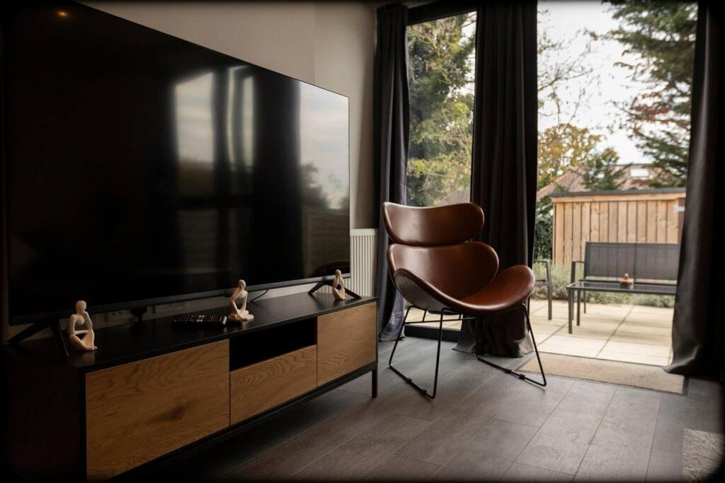 3-bed, 2-bath Wembley With Free Parking Apartment