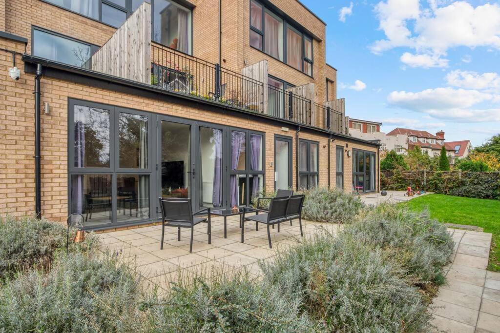 Apartment 3-bed, 2-bath Wembley With Free Parking London