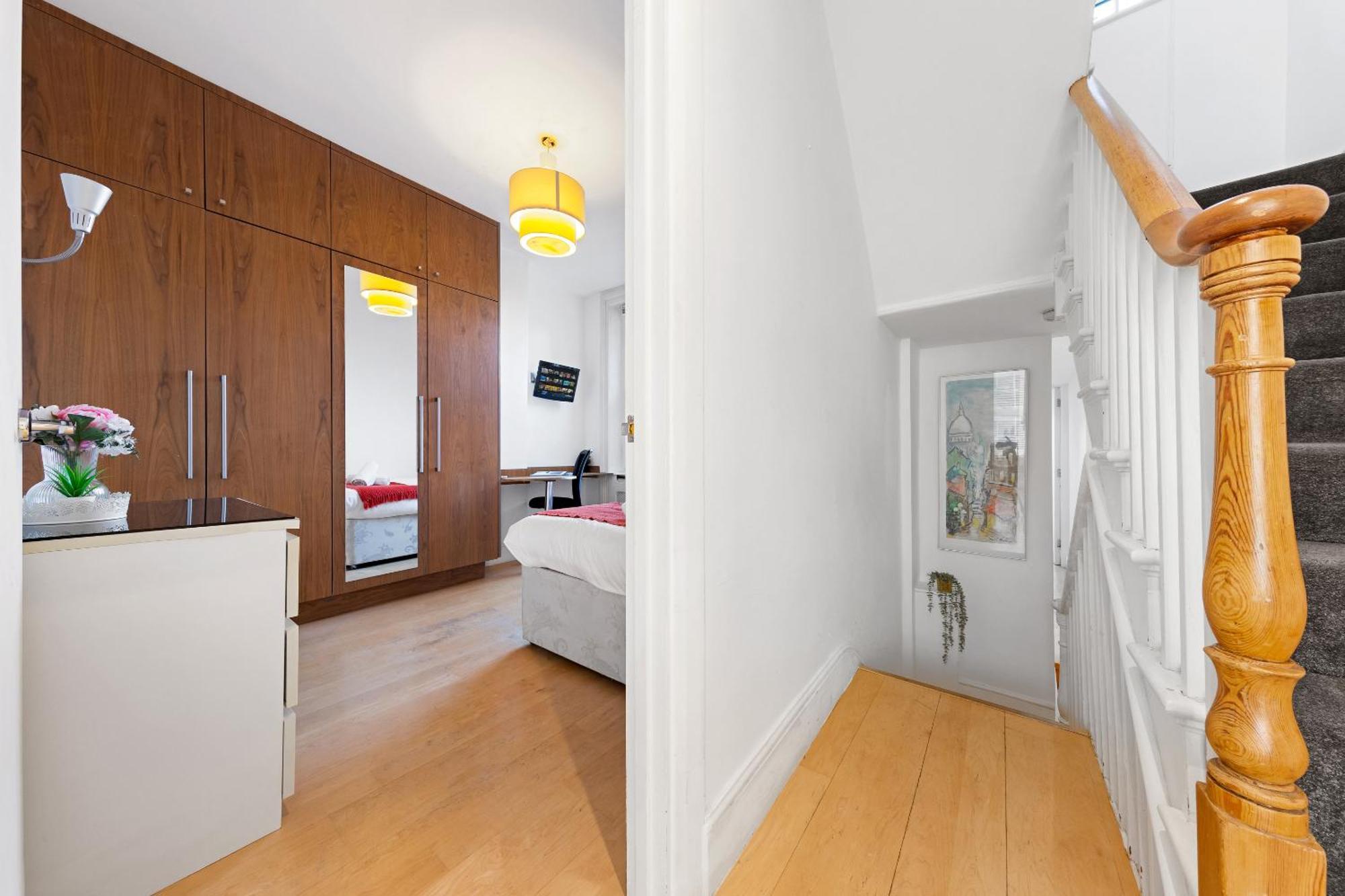 Apartment Luxury 4-bedroom Modern Flat In Steps From Station, Sleeps 9 In Style!