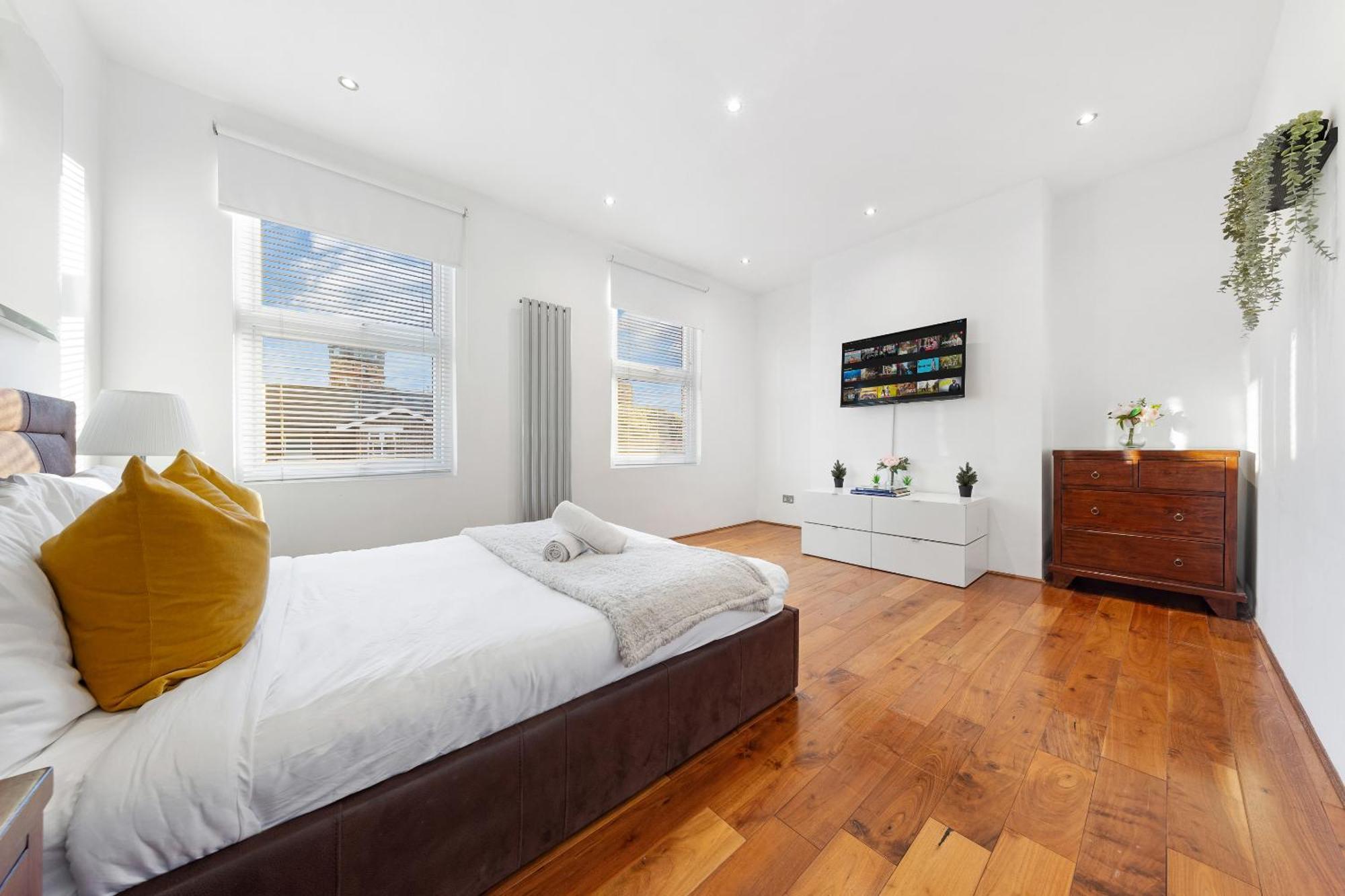 Luxury 4-bedroom Modern Flat In Steps From Station, Sleeps 9 In Style! Apartment London